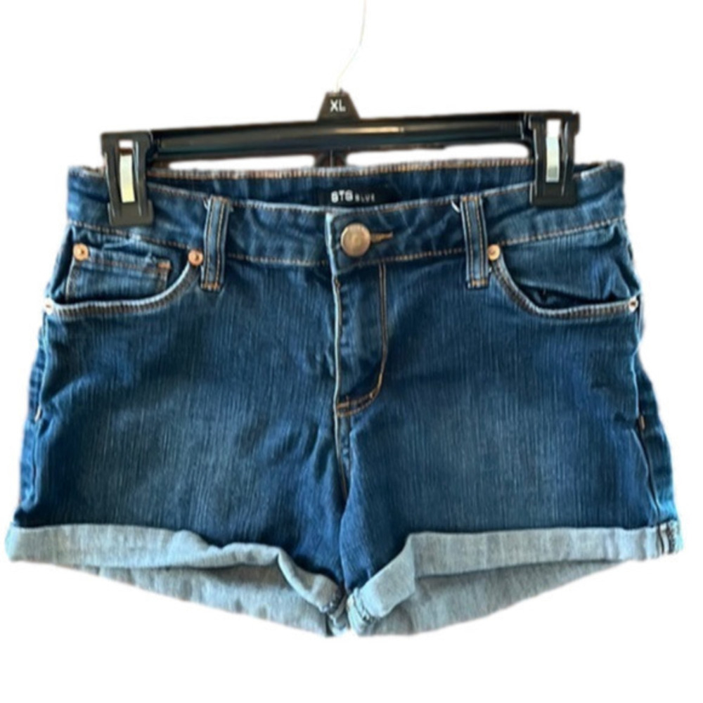 STS Blue Women’s roll up blue jean shorts, size 0.